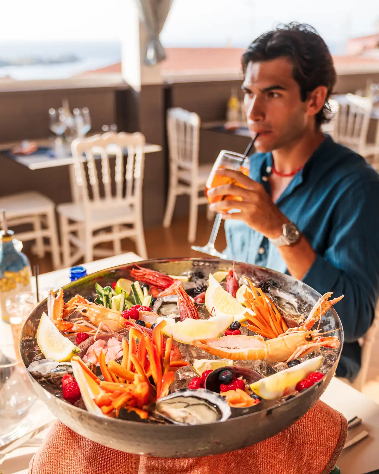Der Gran Crudo auf Eis am Tisch, dahinter die Terrasse und das Meer