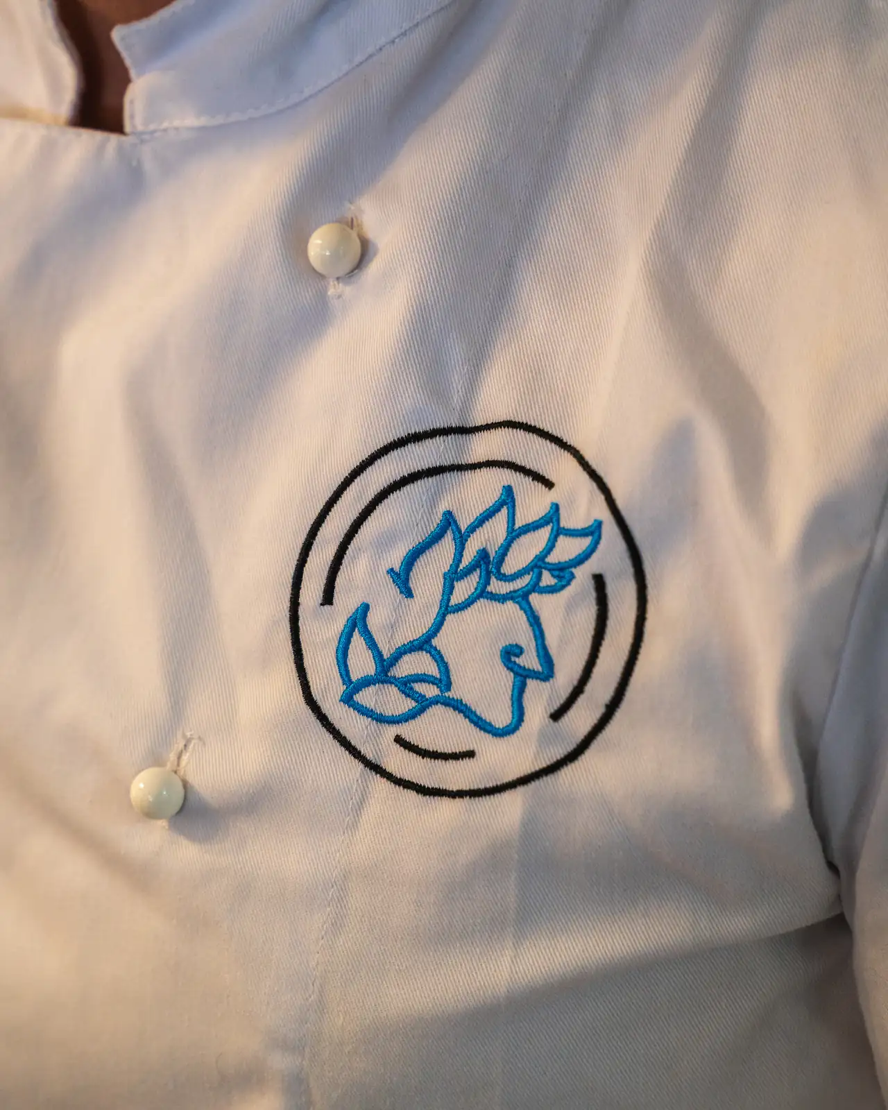 Das Logo von La Terrazza di Dante, auf die Kochjacke gestickt