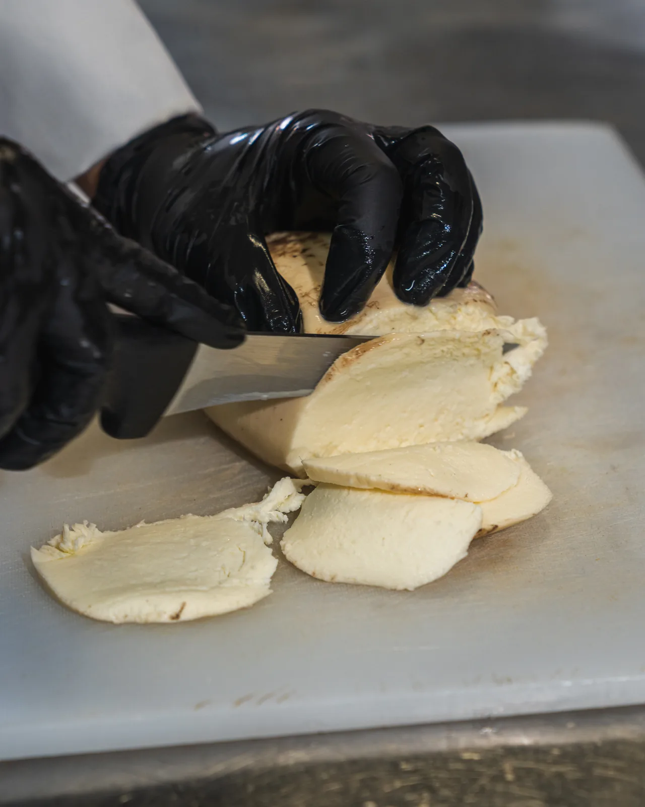 Das Schneiden der Mozzarella in der Küche