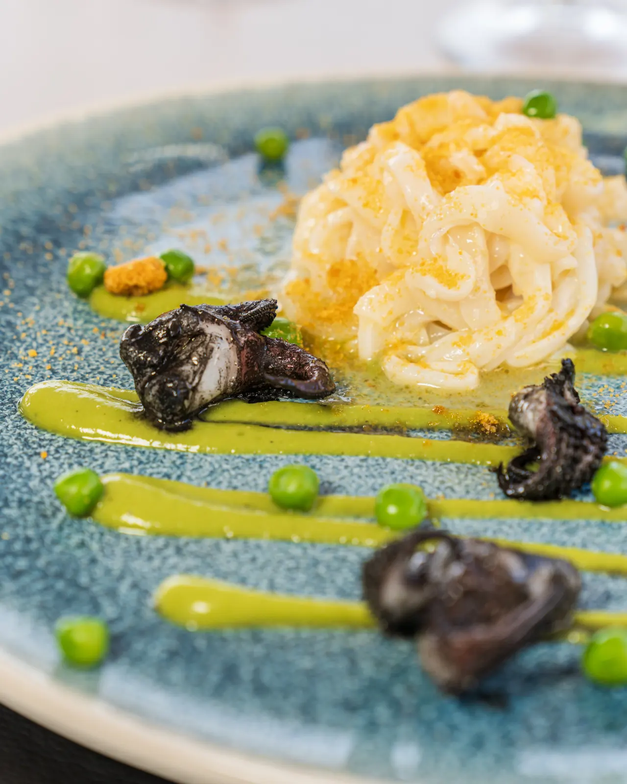 Ein Pastagericht auf blauem Teller