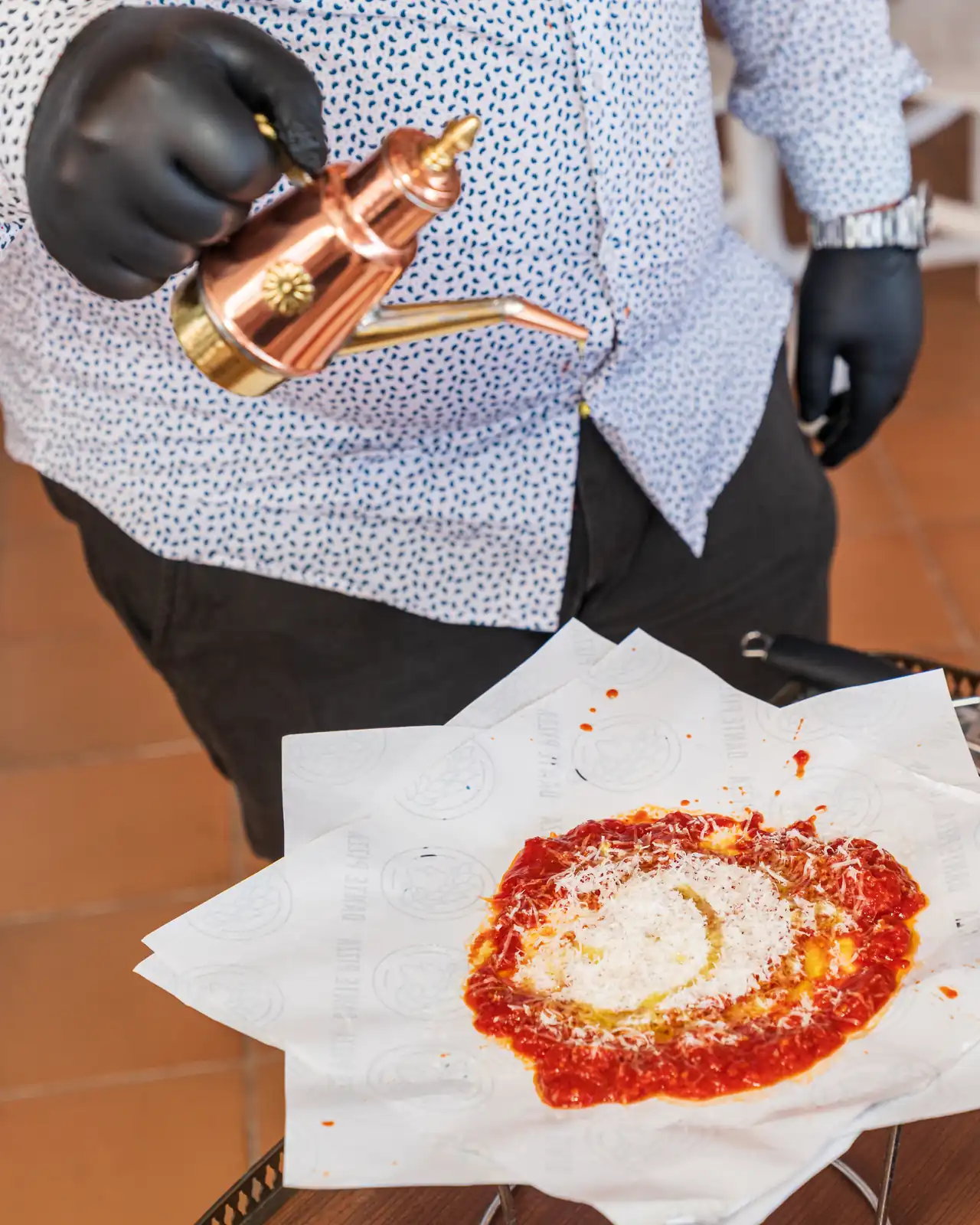 La pizza fritta con pomodoro, parmigiano e basilico