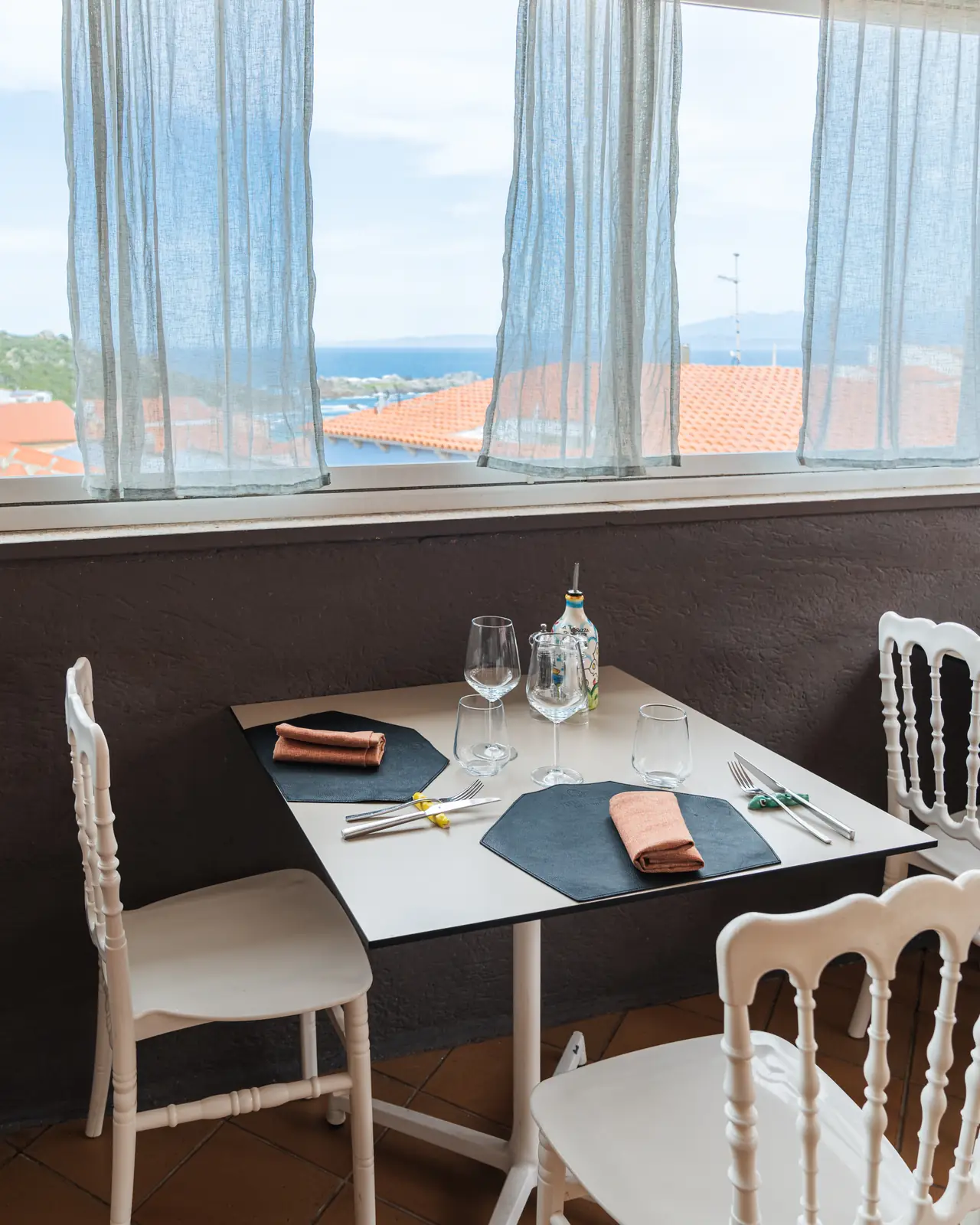 Ein Tisch am Fenster mit dem Meer
